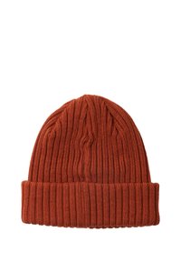 Gorro de punto color óxido con textura de canalé vertical y un dobladillo. El material parece suave y flexible, adecuado para el clima frío.