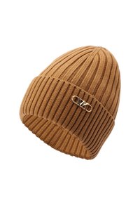 Gebreide beanie in een warme bruine kleur, voorzien van verticale ribbels en een gouden logo pin accent aan de voorkant. Zachte textuur en aansluitend ontwerp.