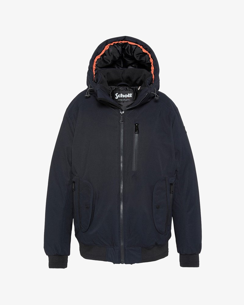 Navyblauwe geïsoleerde jas met een afneembare capuchon, oranje voering, twee zijzakken en een ritszak op de borst. Voorzien van ribgebreide manchetten.