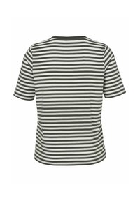 Gestreept T-shirt, korte mouwen, ronde halslijn. Heeft afwisselend olijfgroene en witte horizontale strepen en een ontspannen pasvorm.