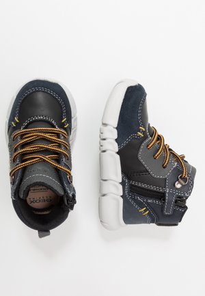 Blaue und graue High-Top-Turnschuhe für Kleinkinder mit gelben und schwarzen Schnürsenkeln, weißen Sohlen und seitlichen Reißverschlüssen auf weißem Hintergrund.