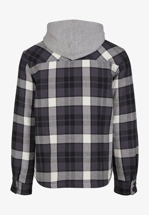 Camisa de franela a cuadros con capucha gris, que presenta un gran patrón de cuadros en negro, blanco y púrpura, con puños abotonados y un dobladillo recto.