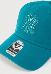 Τιρκουάζ καπέλο μπέιζμπολ με κεντημένο λογότυπο NY, ρυθμιζόμενο λουράκι, ετικέτα με την ένδειξη '47 Clean Up' και υφασμάτινη επιφάνεια με υφή.