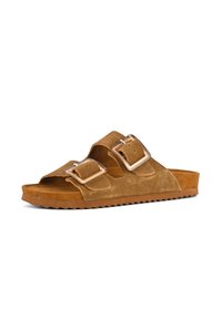 Sandali in suede marrone con due cinturini larghi, ognuno dotato di una grande fibbia. La soletta è di un marrone chiaro con una suola in gomma testurizzata.
