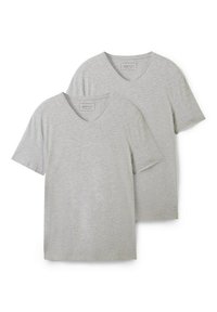 Dos camisetas de cuello en V grises, hechas de una tela suave y ligera. Tienen mangas cortas y un ajuste casual y relajado.
