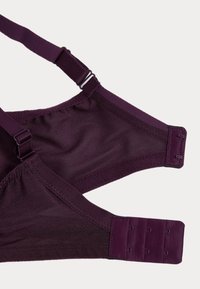 Pflaumenfarbener BH mit verstellbaren Trägern, weichem Stoff und Hakenverschluss. Verfügt über ein nahtloses Design und eine glatte Textur.