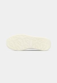 Weiße Sneaker-Sohle mit erhobenem strukturierten Muster und glattem Rand. Verfügt über ein flaches Profil und ein dezentes Logo-Detail an der Seite.