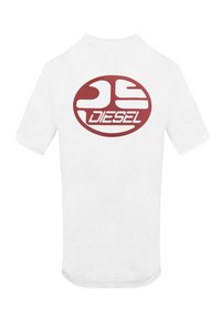 T-shirt en coton blanc avec un grand logo circulaire rouge comportant le texte stylisé « DIESEL » centré au dos. Manches courtes et col rond.
