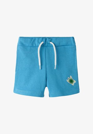Blaue Kleinkind-Shorts mit weißem Kordelzug und kleinem grünem Schildkröten-Aufnäher am unteren rechten Bein.