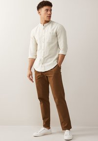 Next LINEN BLEND ROLL SLEEVE SHIRT WITH GRANDAD COLLAR - Košile - oatmeal