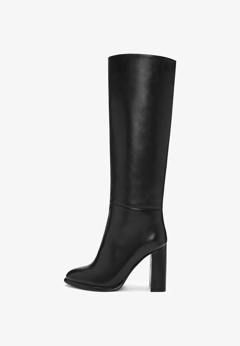 Stivale nero in pelle fino al ginocchio con punta affilata, tacco quadrato e texture liscia. Caratterizzato da una silhouette elegante e aderente.