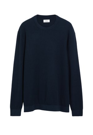 Granatowy, długi rękaw, prążkowany sweter z dekoltem typu crew neck i małą białą metką marki przy kołnierzu.