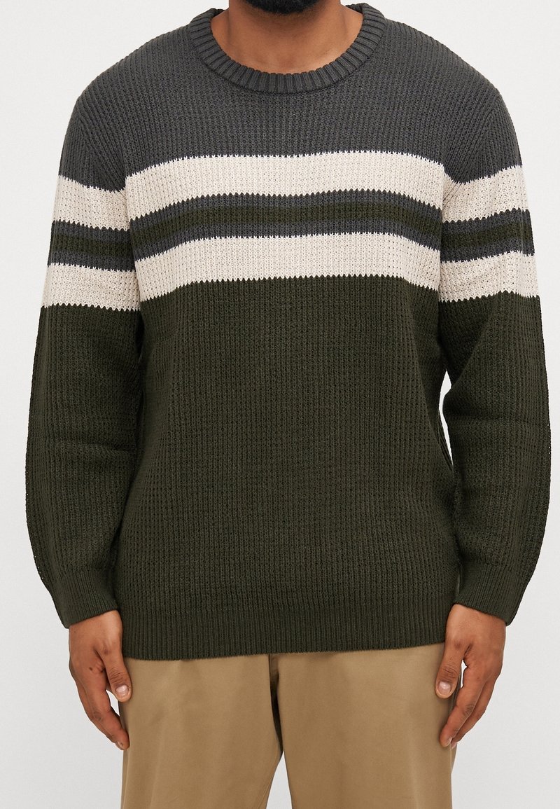 Olivgrüner gestrickter Pullover mit cremefarbenen und dunkelgrünen horizontalen Streifen, geripptem runden Ausschnitt und langen Ärmeln. Strukturierte Stoffdetails.