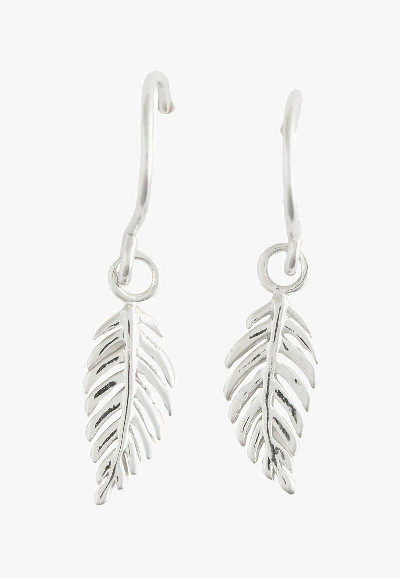 Ezüst levél alakú fülbevalók, fényes felülettel, könnyen viselhető horog kialakítással és részletes érpatternekkel minden levélen.