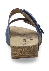 Granatowe sandały z teksturowaną korkową wkładką i miękkimi zamszowymi paskami, z regulowanym klamrą i otwartym tyłem.