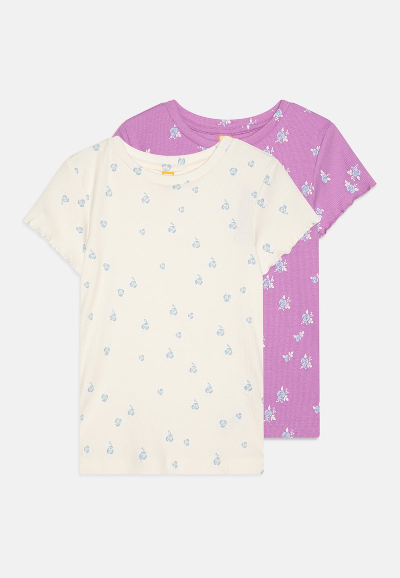 Deux t-shirts à manches courtes : un crème avec des motifs floraux bleus et un violet avec des motifs floraux similaires, fabriqués à partir d'un mélange de coton doux.