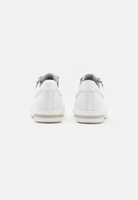 Vita lädersneakers med låg design, slät yta och minimalistisk stil. Har en grå foder och subtila sidodetaljer.