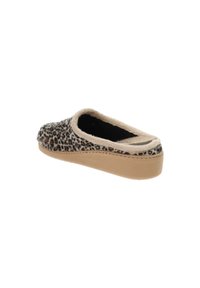 Sloffen met een luipaardprint, voorzien van een zachte, gestructureerde bovenkant, beige accenten en een tan rubberen zool. Open achterkant voor gemakkelijk aan- en uittrekken.