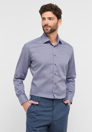 Langarm-Hemd mit Knopfleiste aus strukturiertem blauen Stoff, das ein geometrisches Muster, braune Knöpfe und einen klassischen Kragen aufweist.