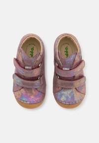 Růžové a fialové boty pro batolata se lesklou, iridescentní texturou, které mají dvě suché zipy a hnědou gumovou podrážku.