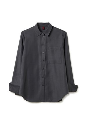Camisa de manga larga de color gris oscuro, hecha de una tela suave, con botonadura delantera, cuello y un bolsillo en el pecho.