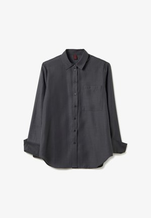 Donkergrijze longsleeve shirt van gladde stof, met een knoopsluiting aan de voorkant, een kraag en een enkele borstzak.