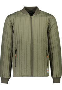 Chaqueta bomber ligera de color verde oliva con textura acolchada, cuello acanalado, cierre de cremallera y dos bolsillos frontales con cremallera con detalles en naranja.