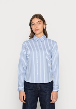 Lichtblauw button-up shirt met verticale witte strepen, lange mouwen, een puntige kraag en een afgeronde zoom. Casual pasvorm, gladde stoftextuur.