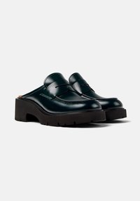 Mule di pelle verde in stile clog con punta arrotondata, dettagli cuciti e una spessa suola in gomma nera con motivo di battistrada.