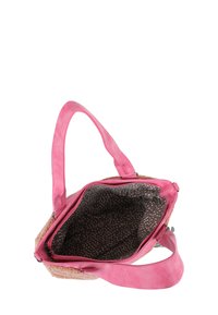 Sac à main rose avec un extérieur texturé et des poignées lisses. L'intérieur présente un motif à pois sur une doublure en tissu foncé.