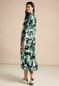 Street One MIDI MIT PRINT - Skjortklänning - grün