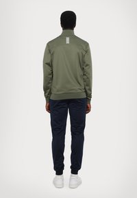 EA7 Emporio Armani TRAIN CORE SUIT - Treningas - green/blue