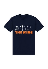 Mörkblå bomullströja med ett grafiskt tryck av karaktärer i svart och vitt från "The Wire" med fet orange text nedanför.