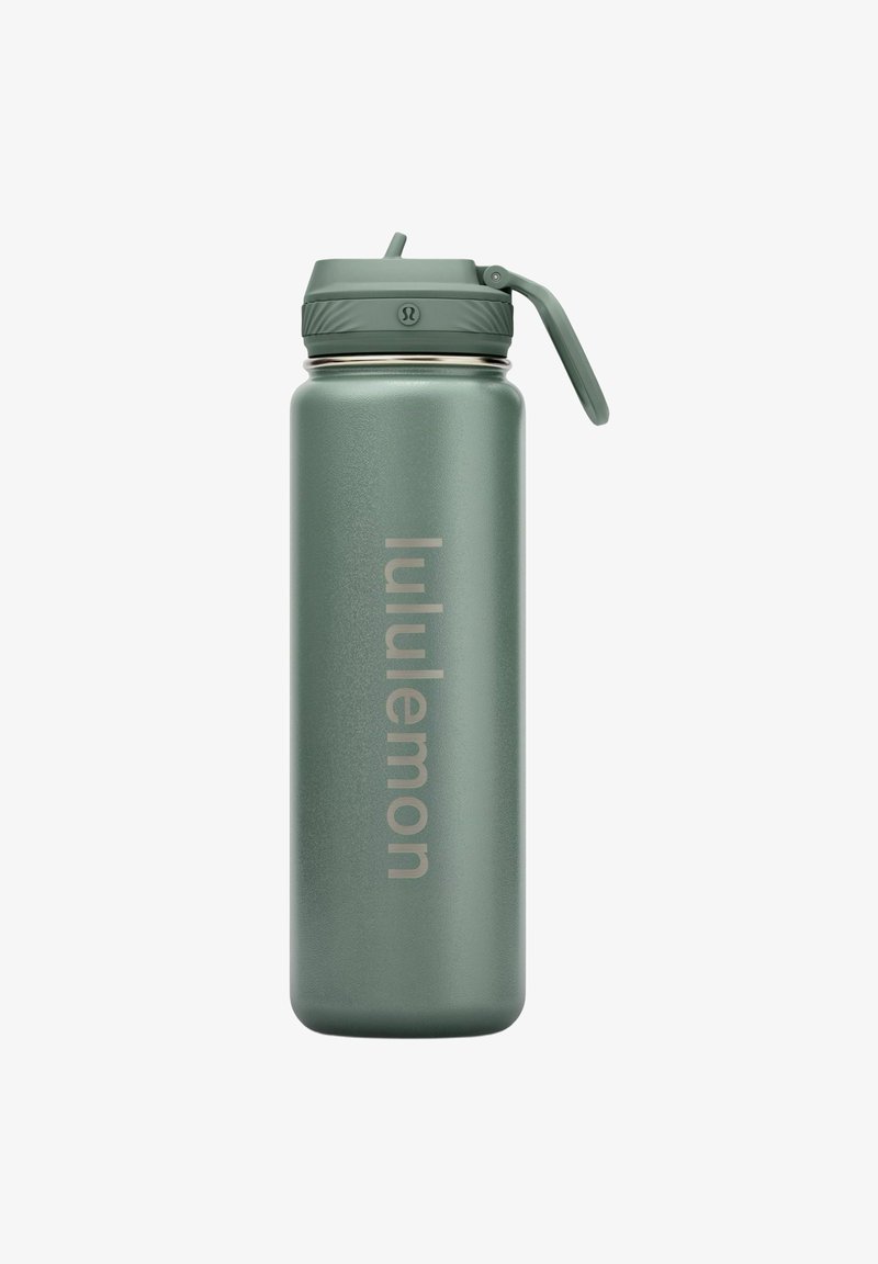 Botella de agua aislada verde con tapa de pajilla abatible y logo "lululemon" impreso verticalmente en el cuerpo.