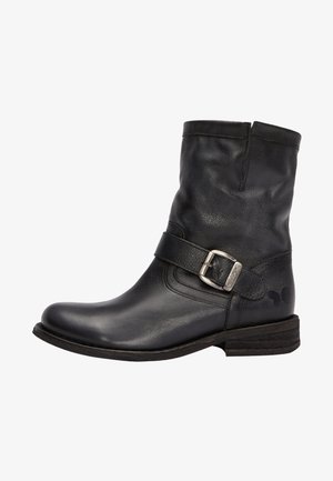 Schwarze Leder-Ankle-Boots mit abgerundetem Zeh und einem seitlichen Riemen mit Schnalle. Verfügt über eine leicht strukturierte Oberfläche und einen niedrigen, gestapelten Absatz.