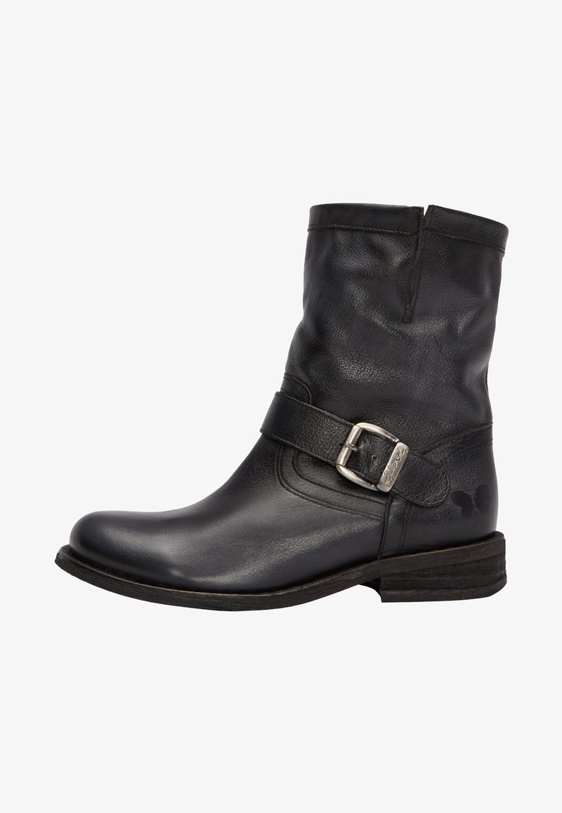 Bota de cuero negro hasta el tobillo con punta redonda y correa con hebilla lateral. Presenta un acabado ligeramente texturizado y un tacón bajo apilado.