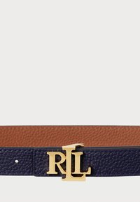 Ceinture en cuir marine avec une finition texturée, accentuée d'une boucle en métal doré « RL », avec un intérieur contrastant en marron.