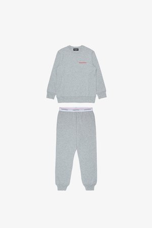 Grau Sweatshirt und Jogginghose Set aus weichem Stoff. Das Sweatshirt hat gerippte Bündchen und ein kleines rotes Logo auf der Brust.