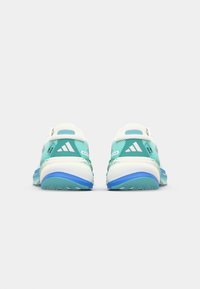 Baskets de sport turquoise avec une tige en mesh léger, des accents blancs et une semelle texturée présentant un design en dégradé de bleu et de vert.