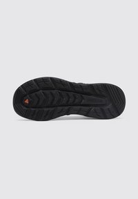 Suela de zapato de goma negra con un patrón de textura en zigzag y un prominente acento triangular rojo en el centro.