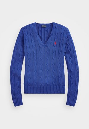 Blå V-hals kabelstrikket sweater med lange ærmer og en lille rød broderet logo på venstre bryst.