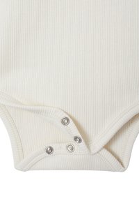 Rippierter weißer Babybody mit Druckknöpfen am Boden, weichem Material und Rundhalsausschnitt ohne sichtbare Muster oder Akzente.