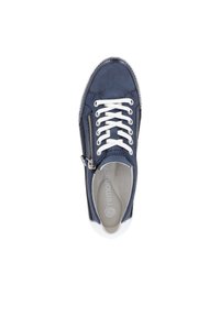 Sneaker bleu marine avec des lacets blancs, une fermeture éclair sur le côté et une texture lisse. Présente une semelle intérieure gris clair avec le logo de la marque.