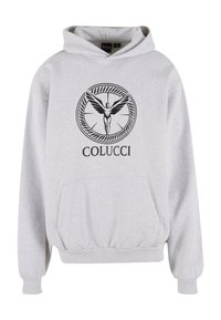 Svetlosivá mikina s kapucňou a prednou klokankou, s rebrovanými manžetami a lemom, na hrudi s čiernym logom okrídleného figúry a textom "COLUCCI".