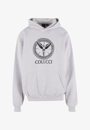 Gaiši pelēks hoody ar priekšējo kangaru kabatu, ribotiem piedurkņu galiem un apakšmalu, ar melnu spārnotu figūru logotipu un "COLUCCI" tekstu uz krūtīm.