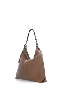 Borsa a tracolla in pelle marrone con finitura texturizzata, manico intrecciato blu navy e chiusura con zip. Presenta cuciture sottili e un design minimale.