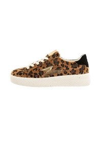 Zapatillas con estampado de leopardo en marrón y negro, con detalles en dorado, cordones blancos y una suela de goma texturizada con un patrón de espiga.