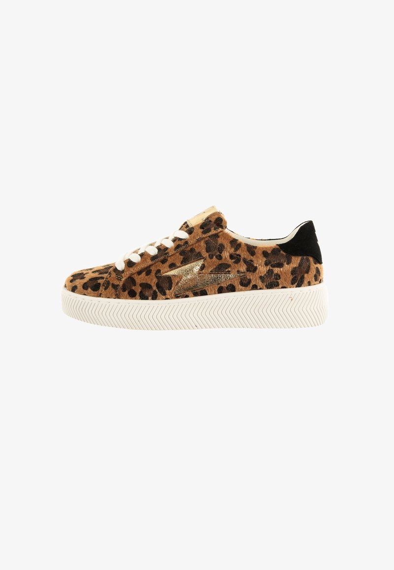 Zapatillas con estampado de leopardo en marrón y negro, con detalles en dorado, cordones blancos y una suela de goma texturizada con un patrón de espiga.