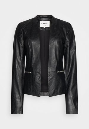 Blazer noir en similicuir à ouverture frontale, manches longues et petites poches zippées sur les côtés, présenté sur un fond uni.