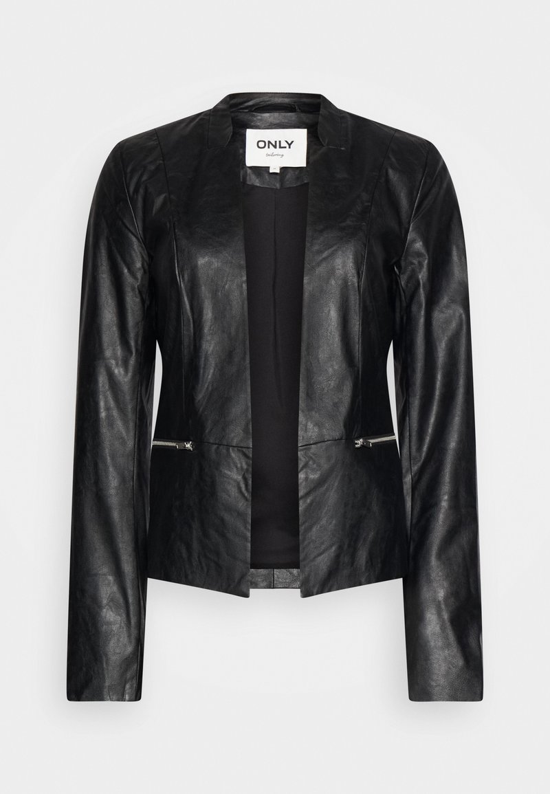 Blazer noir en similicuir à ouverture frontale, manches longues et petites poches zippées sur les côtés, présenté sur un fond uni.